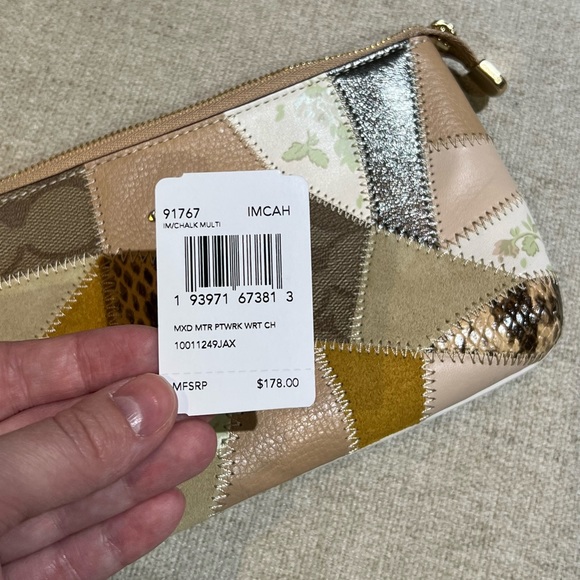 NWT Coach Wristlet - Picture 7 of 8